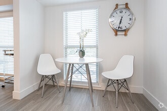 1BR, 1.5BA - 806SF - 1643 Josephine