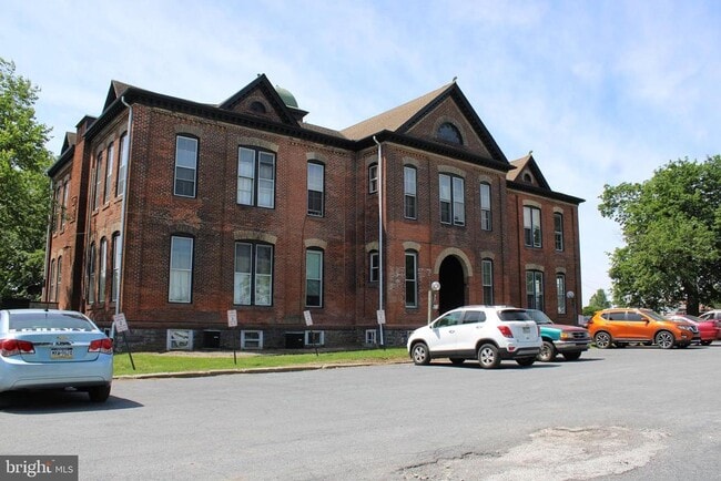 Building Photo - 745 Manor St