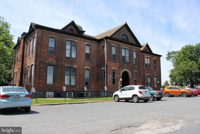 Building Photo - 745 Manor St