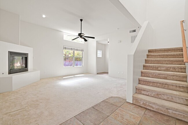 Foto del edificio - 1 MO. FREE RENT WITH 2 YR. LEASE!  Bright Tierra Contenta Retreat