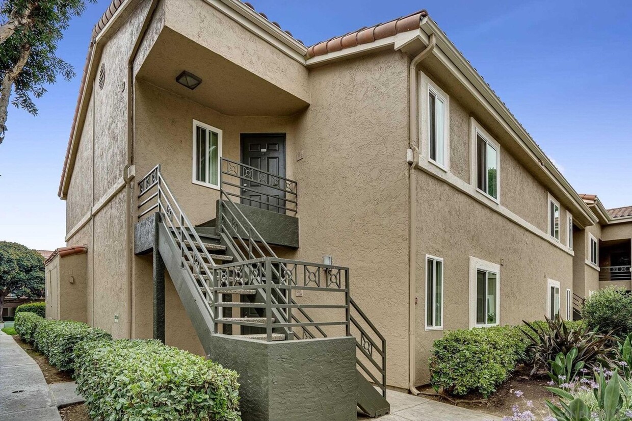 Foto principal - Beautifully Upgraded 2-Bedroom Condo in La...