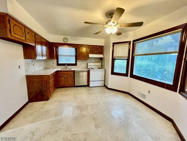 Foto del edificio - 77 Cloverdale Rd