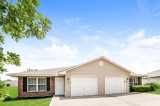 Building Photo - 301 NW Woodbury Dr