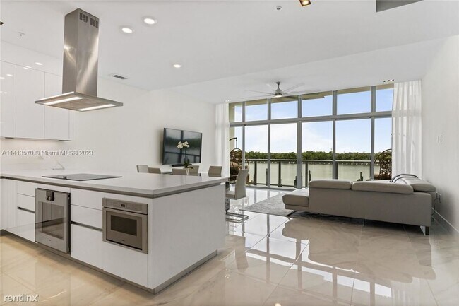 Building Photo - 3 br, 3.5 bath Townhome - 2860 N Ocean Dr ...