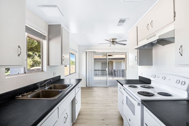 Foto del edificio - Move in Special $500 Deposit and One Month...