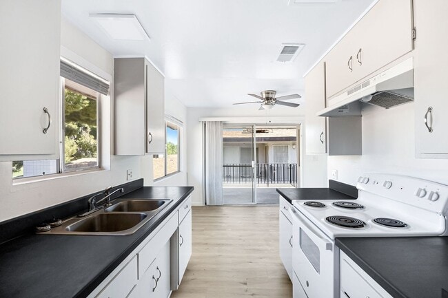 Building Photo - Move in Special $500 Deposit and One Month...