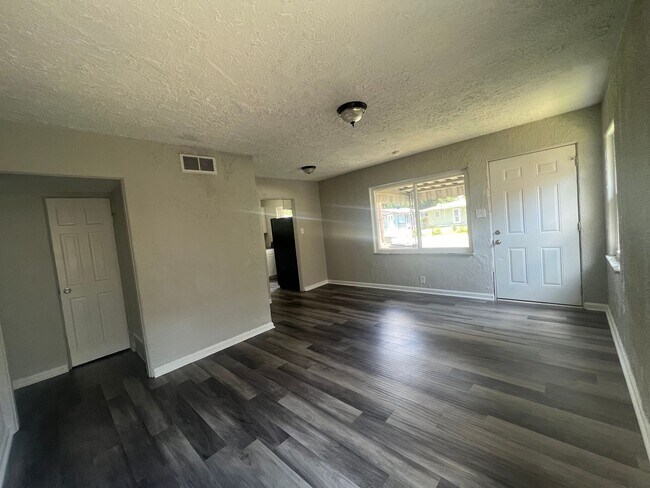 Foto del edificio - Cute and Cozy, 2 Bedroom/1 Bathroom, All B...