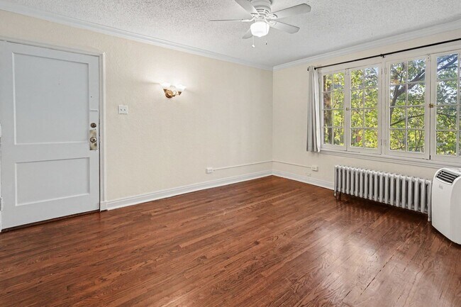 Foto del edificio - Walkable Capitol Hill Condo | Parking Included