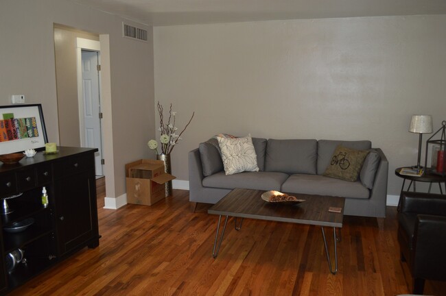 Building Photo - Remodeled 2 bed, 1 bath in the heart of Fo...