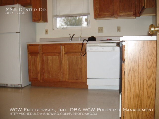 Building Photo - 225 Center Dr
