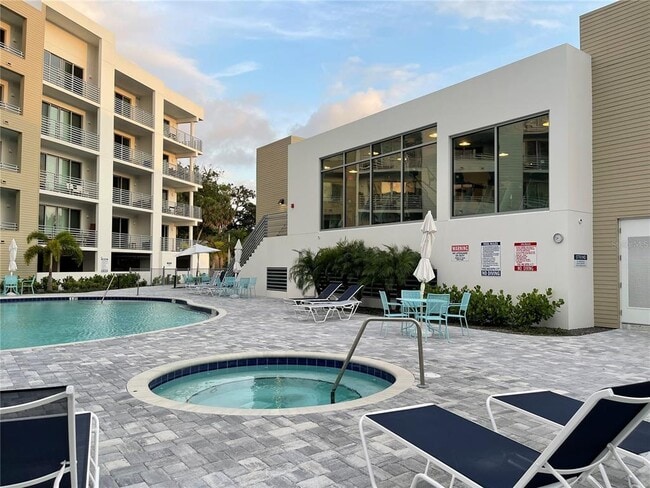 Building Photo - 1709 N Tamiami Trl