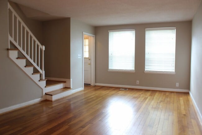 Building Photo - Gorgeous 2 Bed 2 Bath Brick Townhome in Be...