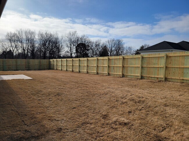 Building Photo - 923 N Labrador Ave