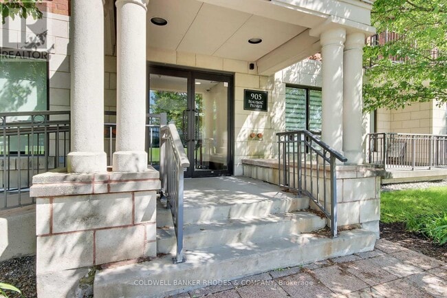 Building Photo - 905-905 Beauparc Private