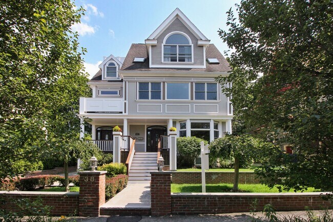 Foto del edificio - 38 Braeland Ave