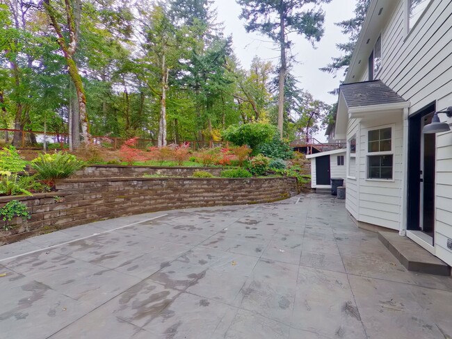 Building Photo - Large Beautiful Home in the Hills
