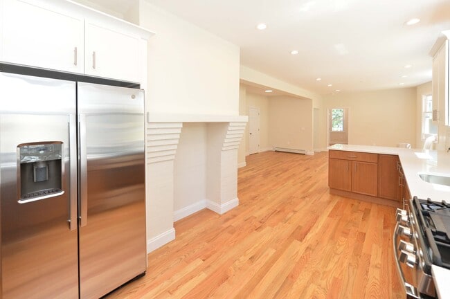 LUXURY KITCHEN - 309 Academy St
