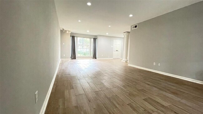 Building Photo - 403 N Post Oak Ln