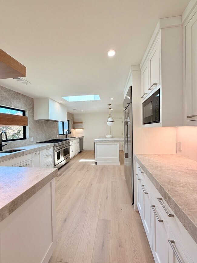 Foto del edificio - This premier 4-bed, 3-bath estate spans 2,565 sq. ft. on a 10,253 sq. ft. lot in North Los Altos.