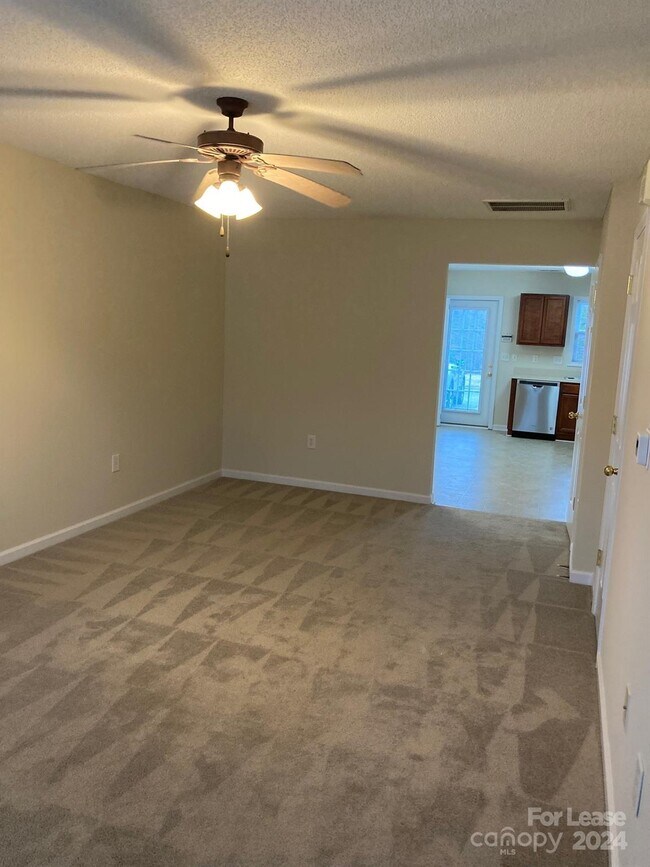 Building Photo - 1613 Oak Leaf Dr NW