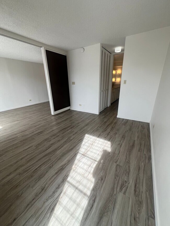 Building Photo - 1 Bedroom Kapiolani Manor by Ala Moana with Parking, Pool