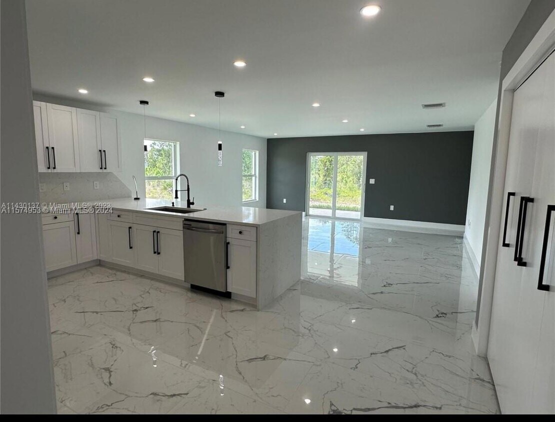 Foto del edificio - 1125 Milwaukee Blvd