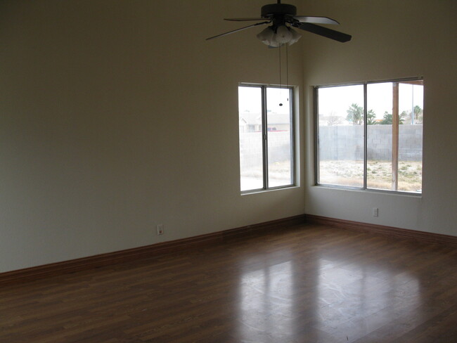 Foto del edificio - Beautiful  3 bedroom,2 bath,2 car garage h...