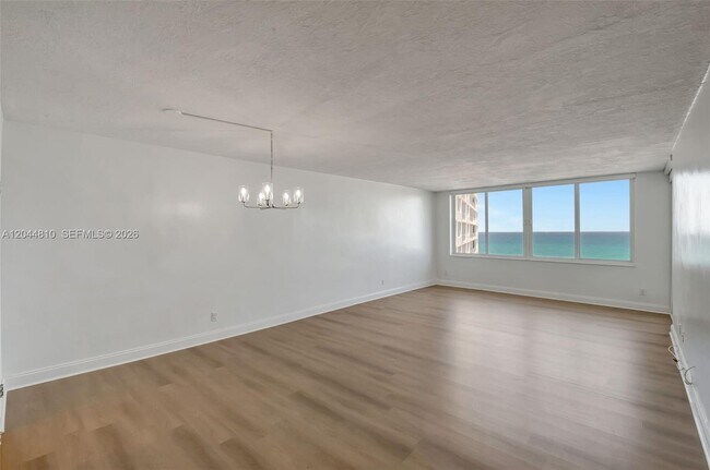 Foto del edificio - 5401 Collins Ave