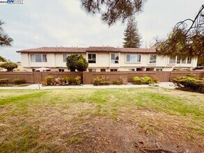 Building Photo - 2253 Kalenda Common