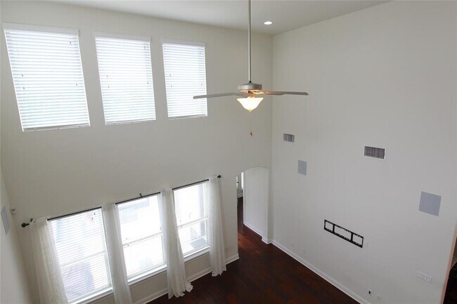 Building Photo - 5800 Viejo Dr