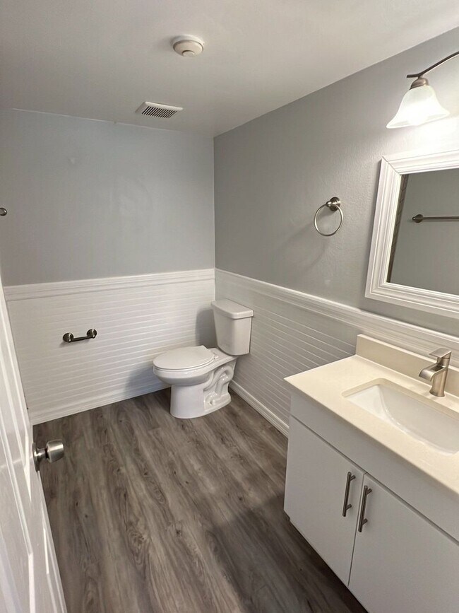 Building Photo - 2/2 In Charming Laurel Park