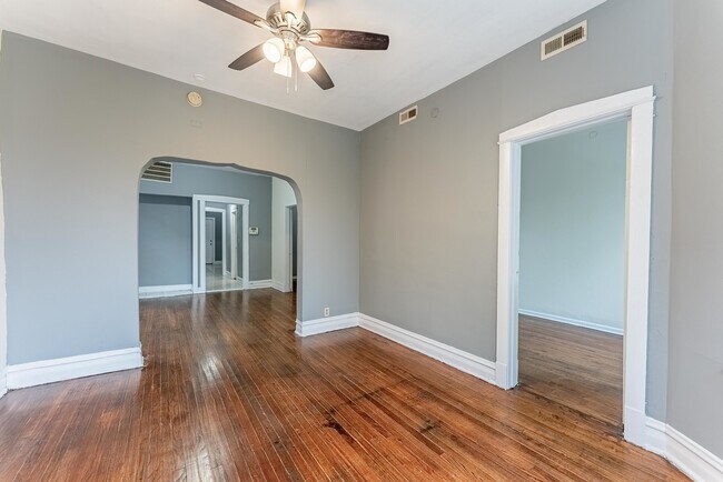 Building Photo - 1426 S Avers Ave