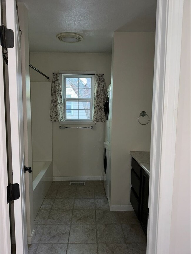 Building Photo - Available for Rent: 2 Bedroom/1.5 Bathroom...