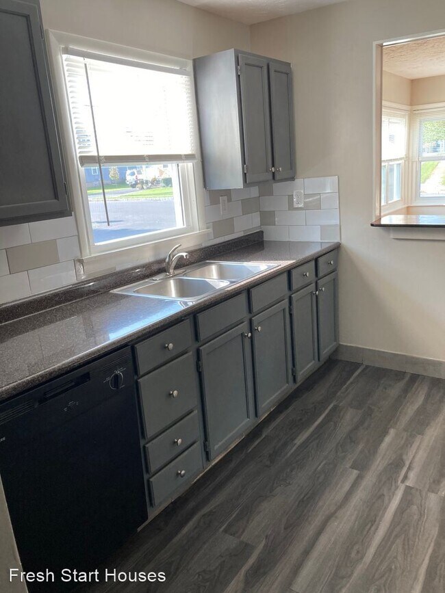 Building Photo - 2 br, 1 bath House - 300 N. Highland Ave