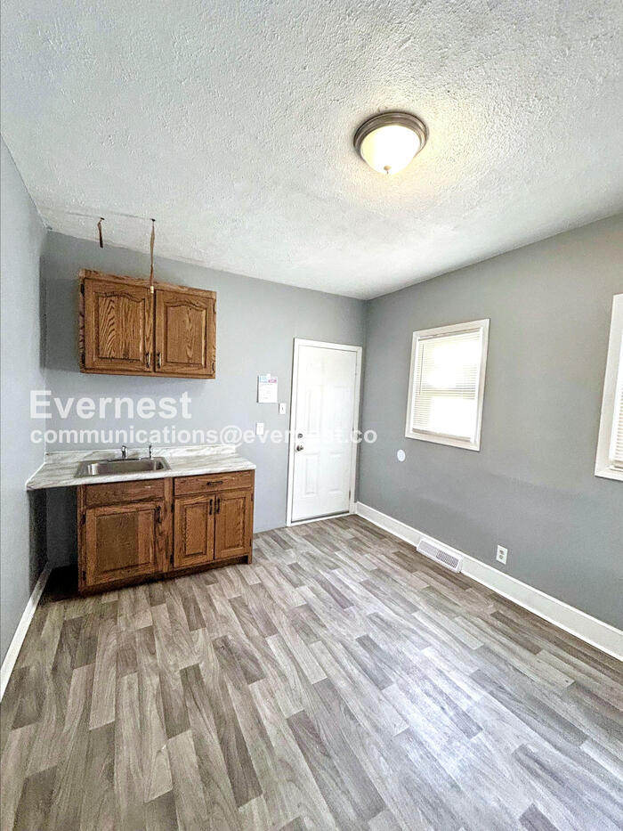 3443 Regent Rd Cleveland, OH 44127 – photo 3
