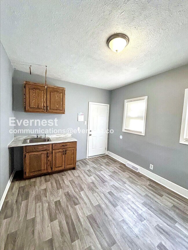 Foto del edificio - 3443 Regent Rd