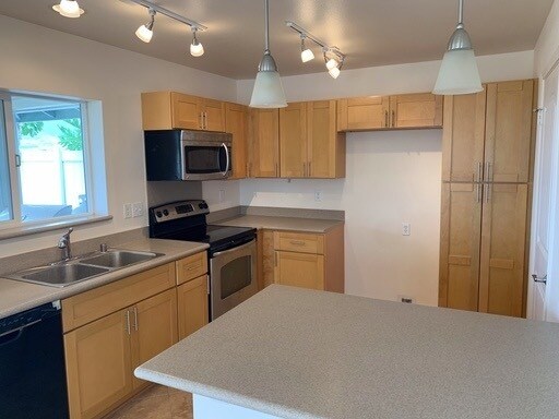 Foto del edificio - 3 bedroom 2.5 bath with garage and views