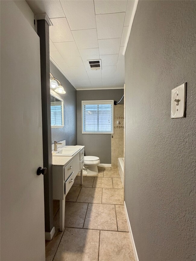 Building Photo - 118 Poinsettia St