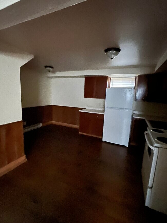 Foto del edificio - 709 Leonard Ave
