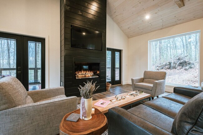 Foto del edificio - 372 Eagle Ridge Rd