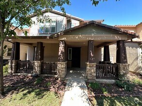 Building Photo - 724 N Topiary Ln