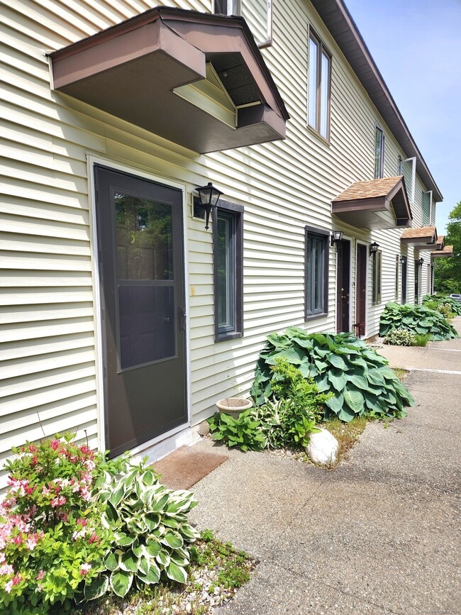 Building Photo - 3 Brook Front Ln