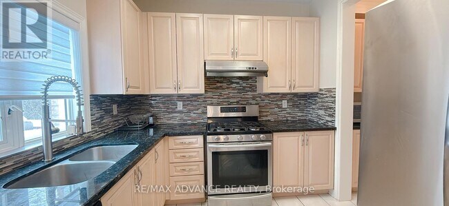 Building Photo - 85 Gemini Crescent