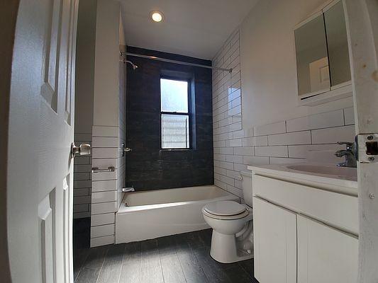 Foto del edificio - 3 bedroom in BRONX NY 10468