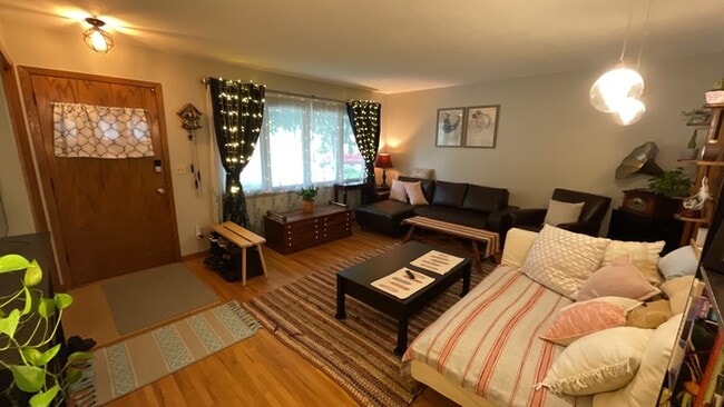 Building Photo - Abba Ranch Home is a 3bd/2br gorgeous design!