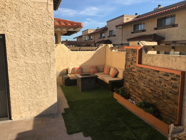 área de estar al aire libre, sofá y brasero incluidos - 20310 Anza Ave