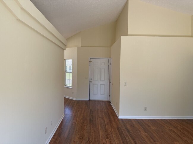 Foto del edificio - 446 Falcon Dr