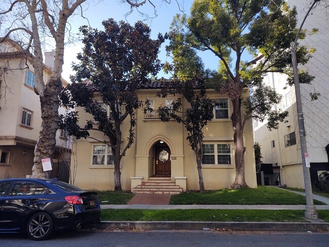 Welcome Home! - 121 N Swall Dr