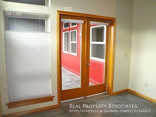 Building Photo - 827 Hiawatha Pl S