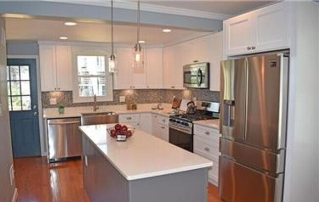 Building Photo - Beautiful Benning 3 Bedroom Renovated Bungalow Home with Yard, Parking, W/D.